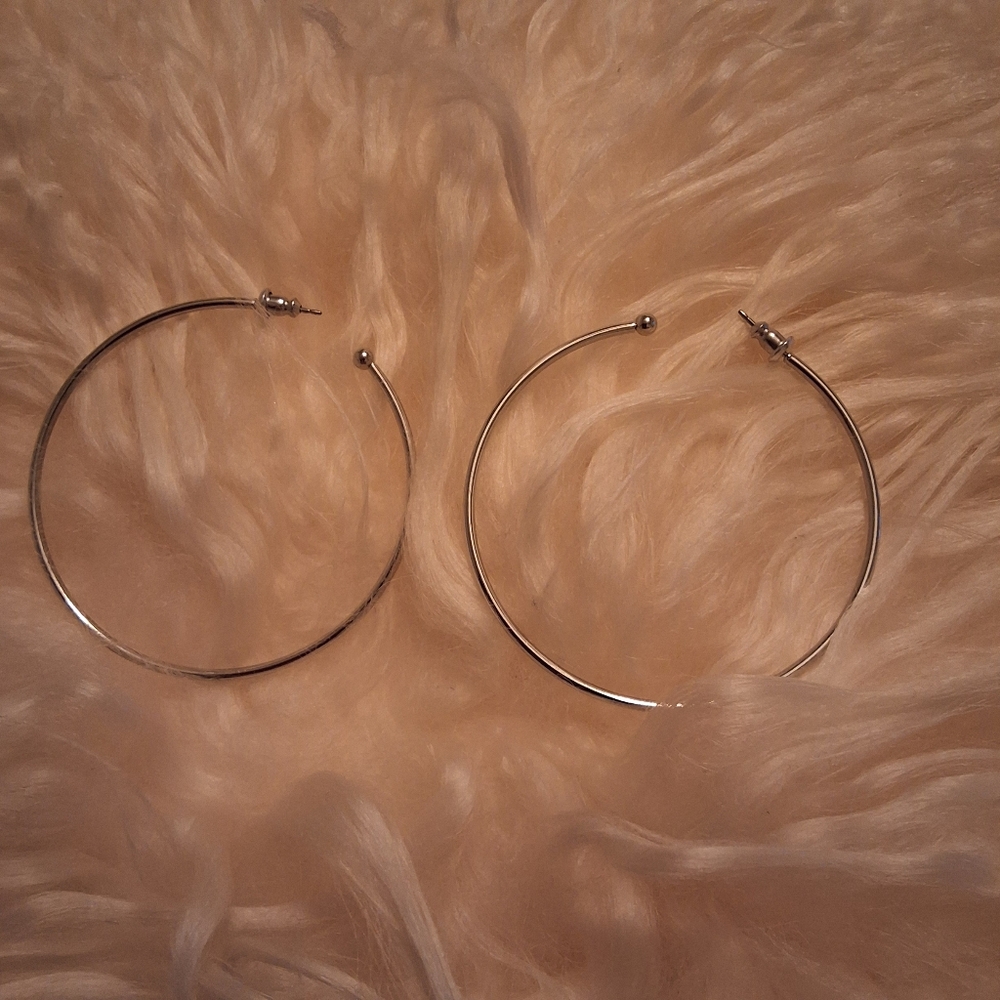 NWOT FASHION SILVER HOOP EARRINGS